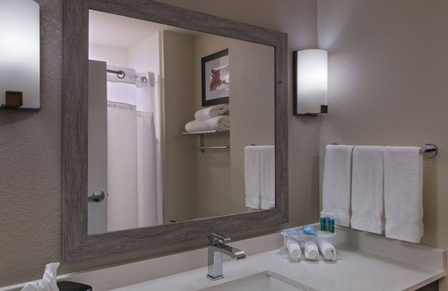 Grandview Hills Hotel | Experience Comfort at Holiday Inn Express & Suites Austin NW