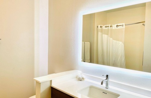 Blythe Hotel | Inviting Holiday Inn Express & Suites Blythe with Pool Access