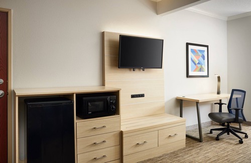 Bonifay Hotel | Explore Holiday Inn Express & Suites Bonifay with Pool Access