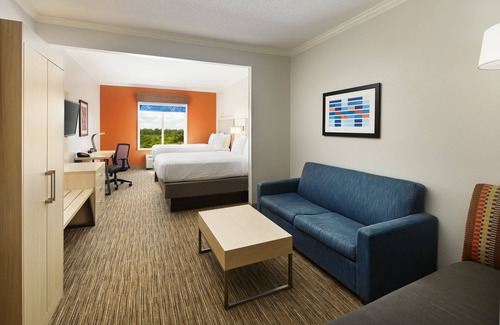 Bonifay Hotel | Explore Holiday Inn Express & Suites Bonifay with Pool Access