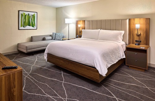Westside Hotel | Convenient Stay at Holiday Inn Express Charleston Westedge