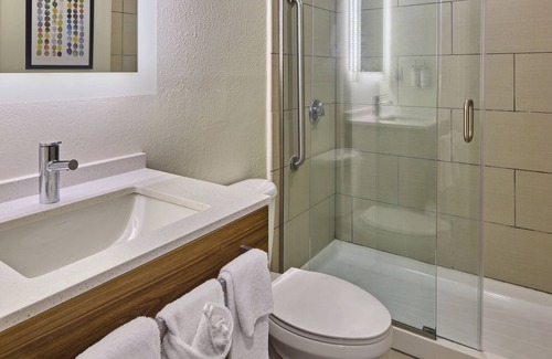 Westside Hotel | Convenient Stay at Holiday Inn Express Charleston Westedge