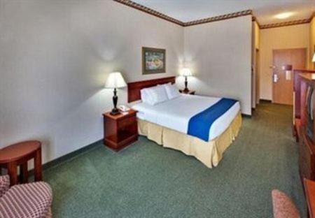 Clinton Hotel | Comfortable Stay at Holiday Inn Express & Suites Clinton