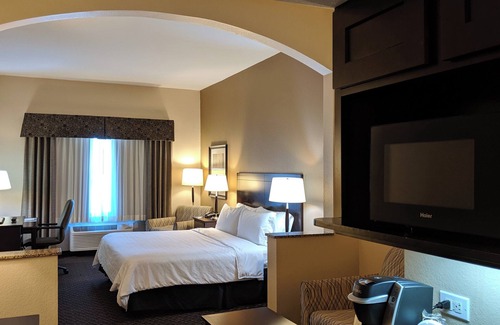 Clinton Hotel | Inviting Holiday Inn Express & Suites in Clinton with Pool