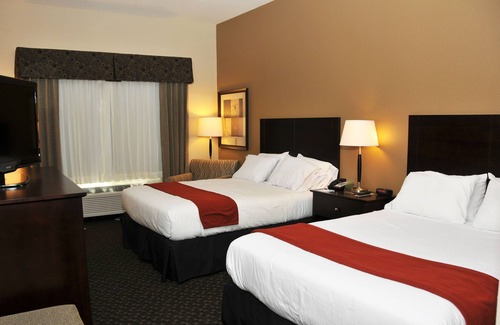 Clinton Hotel | Inviting Holiday Inn Express & Suites in Clinton with Pool