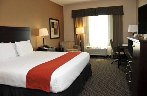 Clinton Hotel | Inviting Holiday Inn Express & Suites in Clinton with Pool