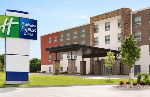Dallas Hotel | Welcoming Holiday Inn Express & Suites - Dallas Market Center