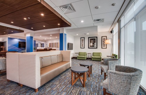 Dallas Hotel | Comfortable Holiday Inn Express & Suites Dallas North - Addison