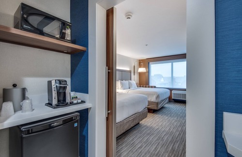 Dallas Hotel | Comfortable Holiday Inn Express & Suites Dallas North - Addison