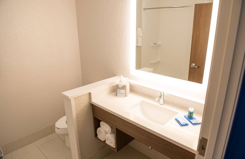 Dayton Hotel | Top-Rated Holiday Inn Express & Suites Dayton North