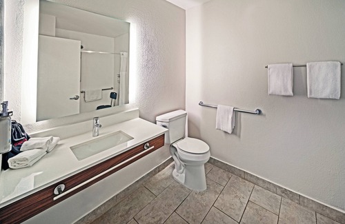 Amistad National Recreational Area Hotel | Del Rio's Holiday Inn Express: Top-Rated with Pool & Spa