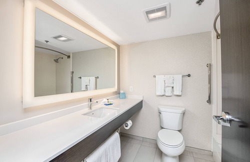 Delafield Hotel | Guest Approved Holiday Inn Express & Suites Delafield
