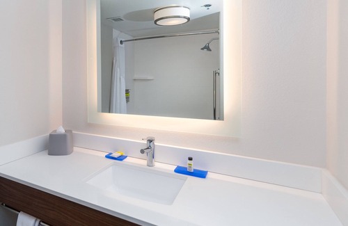 Dinuba Hotel | Discover Holiday Inn Express & Suites Dinuba West: Top Rated Stay