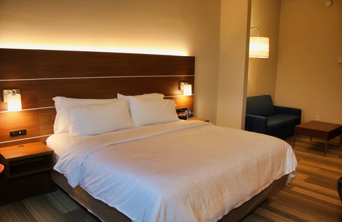 Douglas Hotel | Discover Holiday Inn Express & Suites Douglas: Family-Friendly Stay