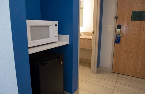 Elkhart Hotel | Comfortable Stays at Holiday Inn Express & Suites Elkhart