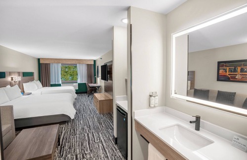 Hayward Hotel | Explore Holiday Inn Express & Suites Hayward with Pool Access