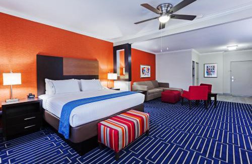 Jacinto City Hotel | Relaxing Stay at Holiday Inn Express & Suites Houston East