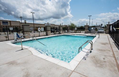 Southeast Houston Hotel | Convenient Holiday Inn Express & Suites Near Hobby Airport