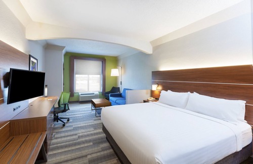 The Villages Hotel | Comfortable Holiday Inn Express & Suites near Memorial Park