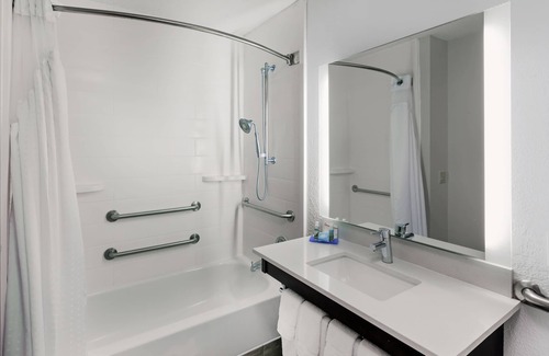 The Villages Hotel | Comfortable Holiday Inn Express & Suites near Memorial Park