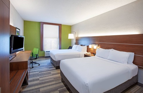 The Villages Hotel | Comfortable Holiday Inn Express & Suites near Memorial Park