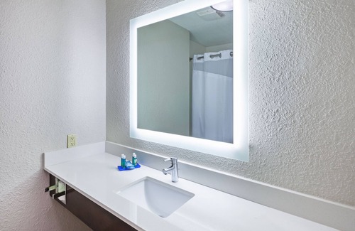 The Villages Hotel | Comfortable Holiday Inn Express & Suites near Memorial Park