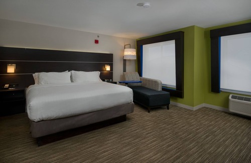 Lawrence Hotel | Quality Stay at Holiday Inn Express & Suites Lawrence