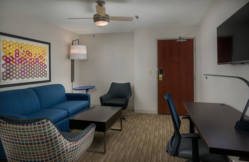Lawrence Hotel | Quality Stay at Holiday Inn Express & Suites Lawrence