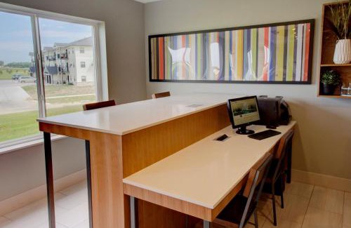 Le Mars Hotel | Inviting Holiday Inn Express & Suites Le Mars with Pool Access