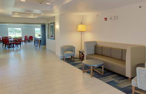 Le Mars Hotel | Inviting Holiday Inn Express & Suites Le Mars with Pool Access