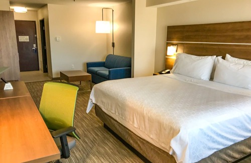 Lubbock Hotel | Relaxing Retreat at Holiday Inn Express & Suites Lubbock West