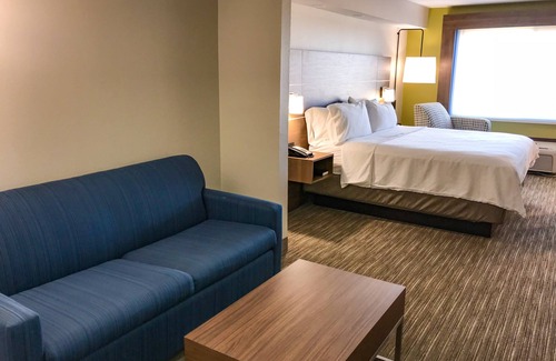 Lubbock Hotel | Relaxing Retreat at Holiday Inn Express & Suites Lubbock West