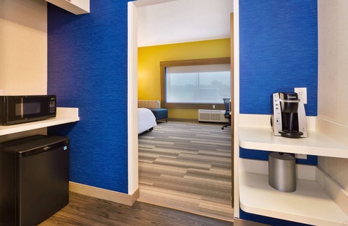 Milan Hotel | Discover Comfort at Holiday Inn Express & Suites Milan