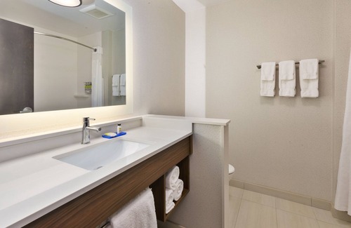 Milan Hotel | Discover Comfort at Holiday Inn Express & Suites Milan