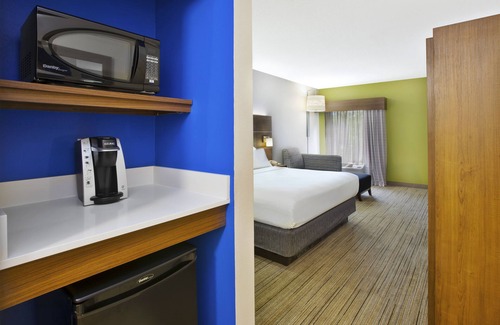 Milford Hotel | Top-Rated Holiday Inn Express & Suites Milford with Pool