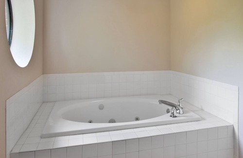 Milford Hotel | Top-Rated Holiday Inn Express & Suites Milford with Pool