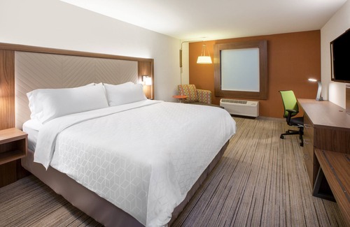 Moody Hotel | Comfortable Stay at Holiday Inn Express & Suites Moody
