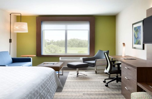 Moody Hotel | Comfortable Stay at Holiday Inn Express & Suites Moody