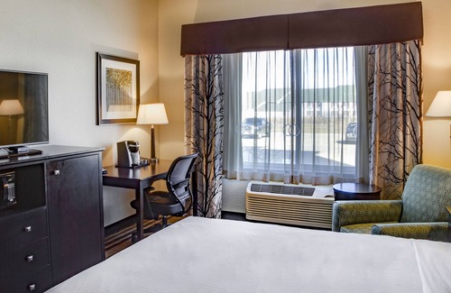 Nevada Hotel | Top-Rated Holiday Inn Express & Suites Nevada with Pool