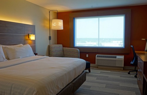 Millard Hotel | Comfortable Stay at Holiday Inn Express Omaha - Millard Area