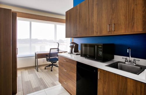 Ontario Hotel | Discover Holiday Inn Express & Suites Ontario with Pool Access