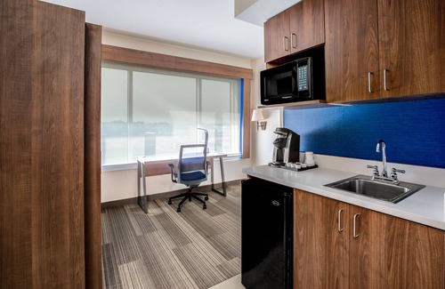 Ontario Hotel | Discover Holiday Inn Express & Suites Ontario with Pool Access