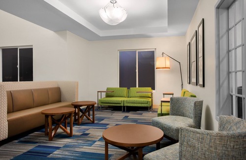 Ontario Hotel | Discover Holiday Inn Express & Suites Ontario with Pool Access