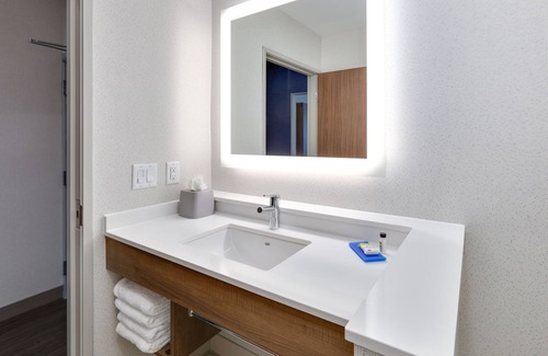 Plano Hotel | Top-Rated Holiday Inn Express & Suites Plano East - Richardson