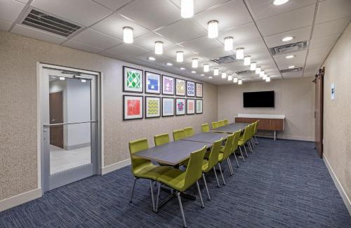 Purcell Hotel | Guest Rated 9.3: Holiday Inn Express & Suites Purcell