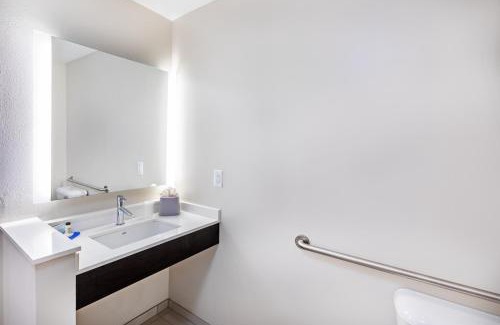 Purcell Hotel | Guest Rated 9.3: Holiday Inn Express & Suites Purcell