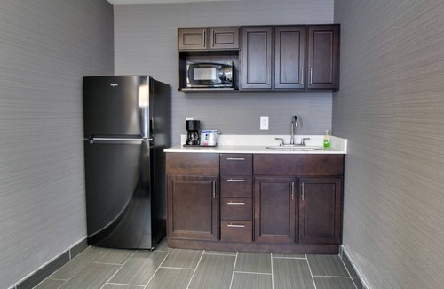 Sidney Hotel | Top-Rated Holiday Inn Express & Suites Sidney with Pool