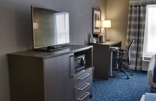 Sidney Hotel | Top-Rated Holiday Inn Express & Suites Sidney with Pool