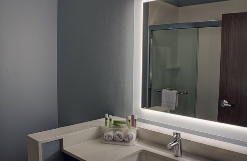 Spencer Hotel | Guest Rated 9.6: Holiday Inn Express Spencer with Pool & Breakfast