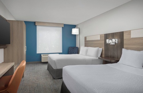 Superior Hotel | Comfort and Convenience at Holiday Inn Express & Suites